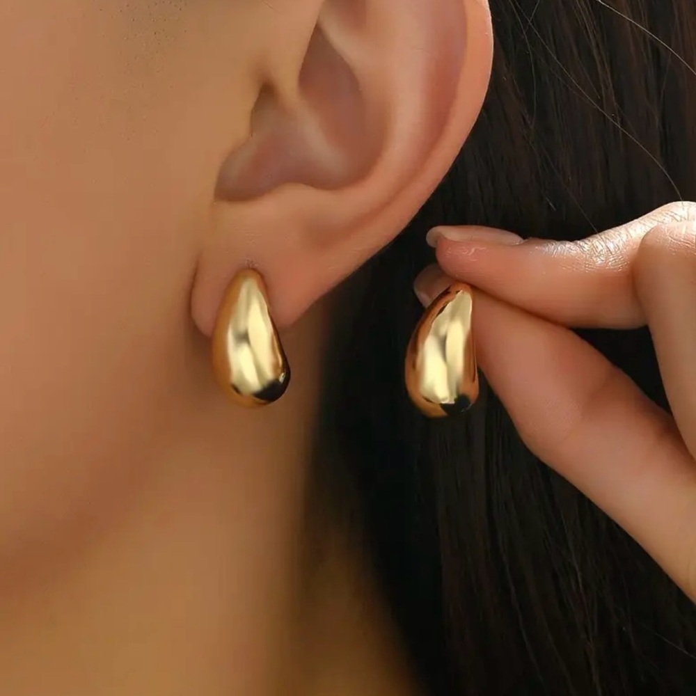 Elegant Gold Teardrop Earrings
